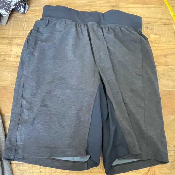 Lululemon Mens Shorts - Picture 2 of 4